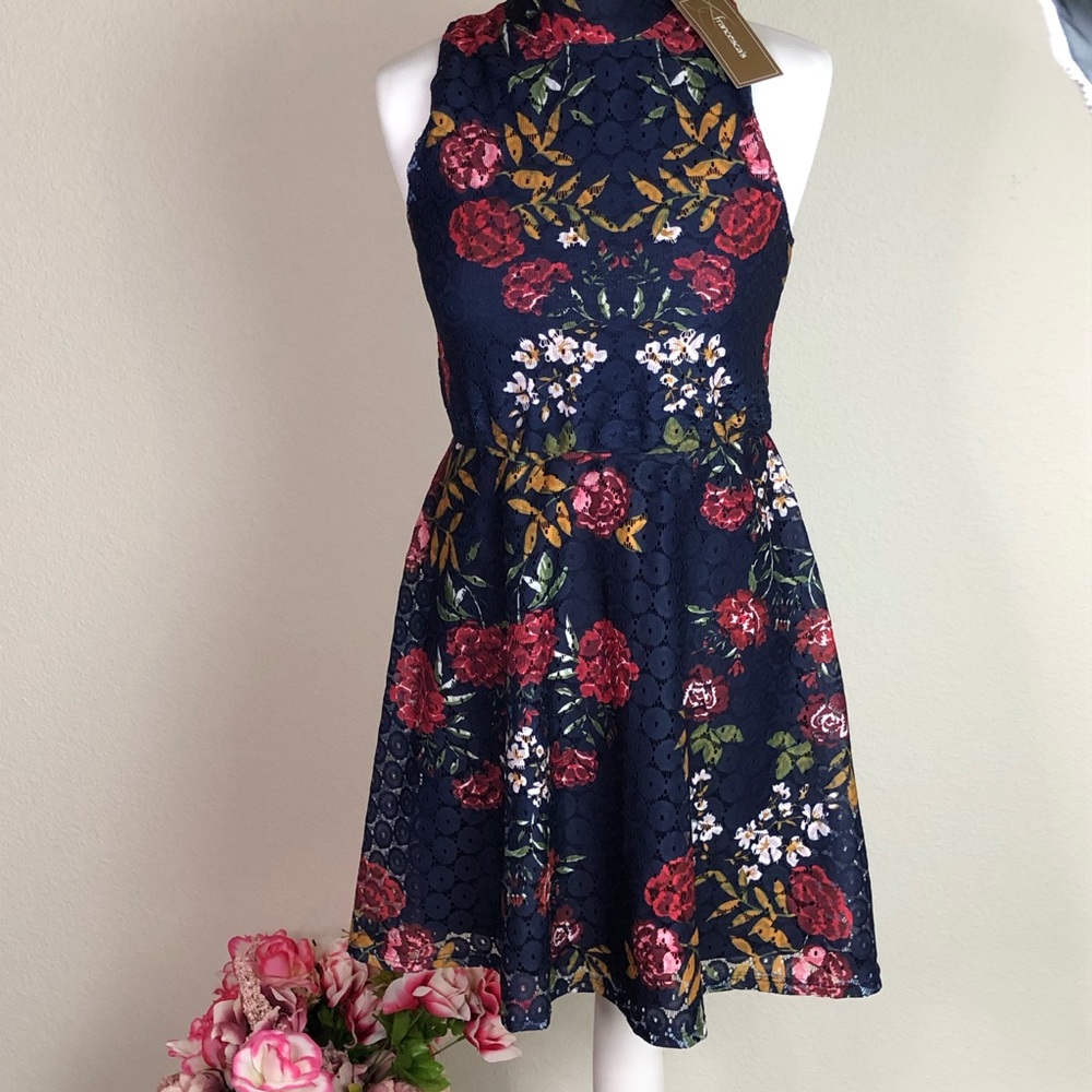 🍍Francesca’s Dress crochet flare w button closure